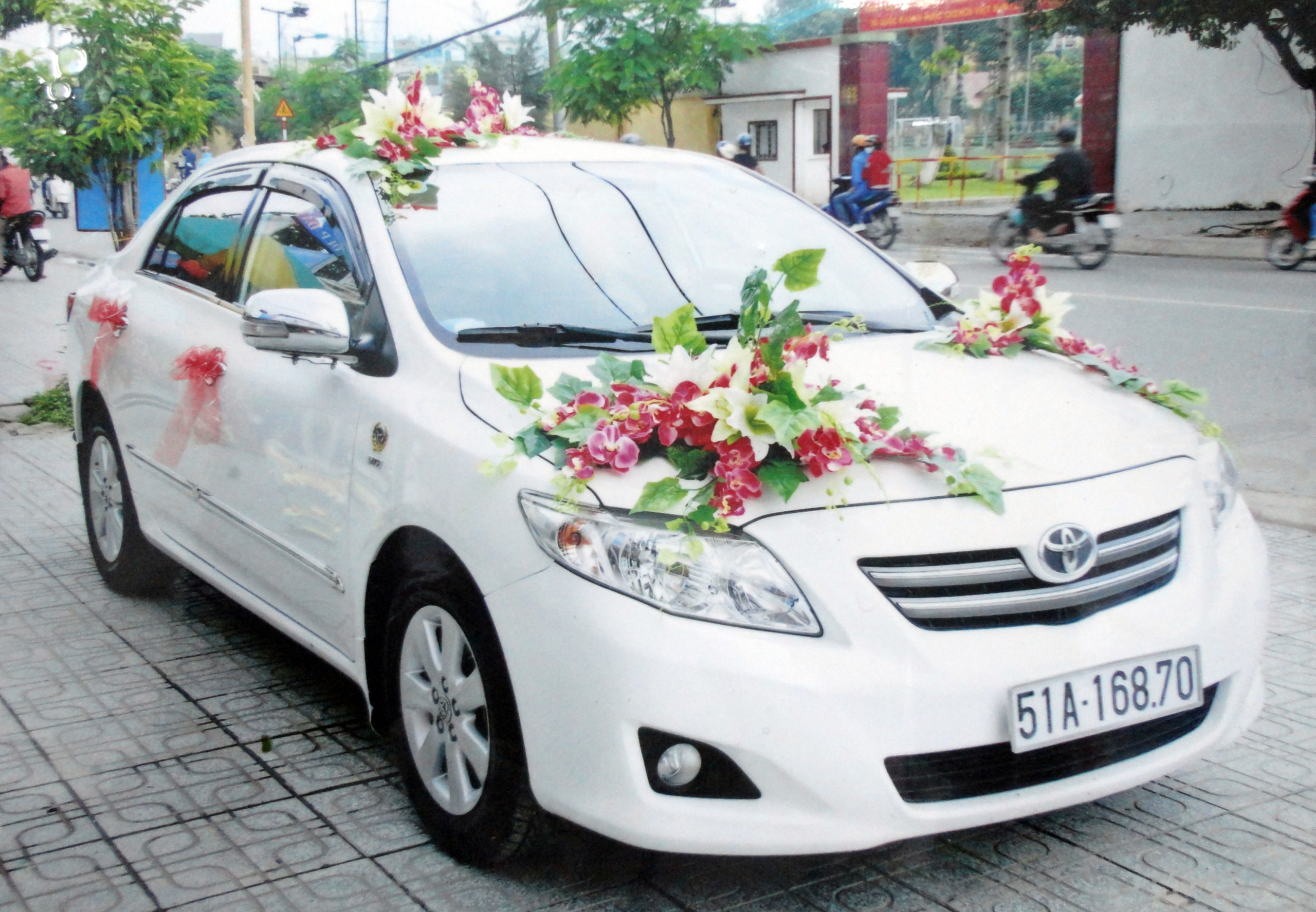 Làm sao để trang trí một chiếc xe cưới ấn tượng?